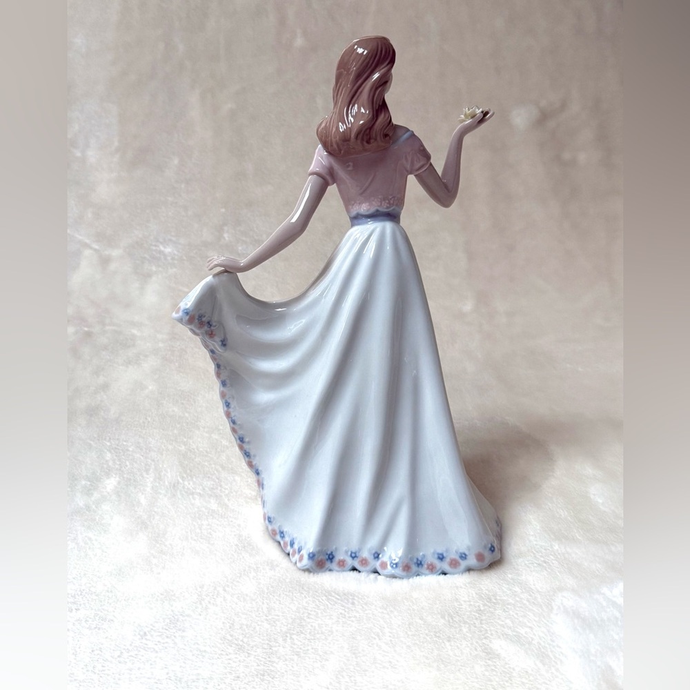Nadal Porcelain Figurine “ Lady with flowers in Blue and Pink Accents. - Picture 6 of 11